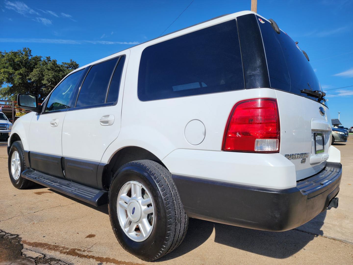 2005 WHITE Ford Expedition XLT (1FMPU15555L) with an V8 engine, AUTO transmission, located at 2660 S.Garland Avenue, Garland, TX, 75041, (469) 298-3118, 32.885551, -96.655602 - Welcome to DallasAutos4Less, one of the Premier BUY HERE PAY HERE Dealers in the North Dallas Area. We specialize in financing to people with NO CREDIT or BAD CREDIT. We need proof of income, proof of residence, and a ID. Come buy your new car from us today!! This is a Super Clean 2005 FORD EXPED - Photo#5